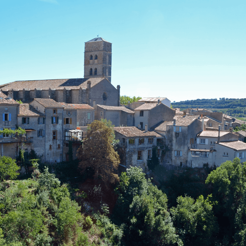 Se balader dans le village de Montolieu